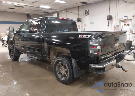 2015 Chevrolet Silverado 1500 2Lt z USA, uszkodzony, nr VIN 3GCUKREC2FG427557